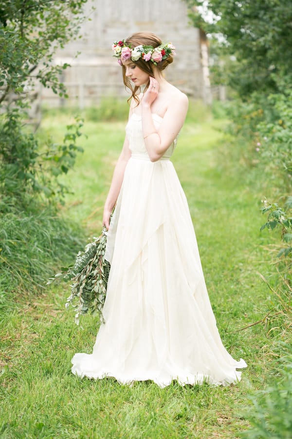 DIY-Rustic-Farmyard-Barn-bride-long-gown