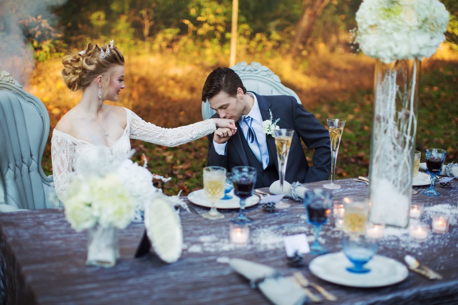 Ice-Queen-Styled-Wedding-Shoot-sweethearts-table