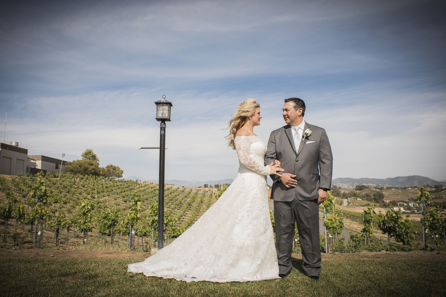 Roaring-20's-formal-vineyard-wedding-couple-vineyard