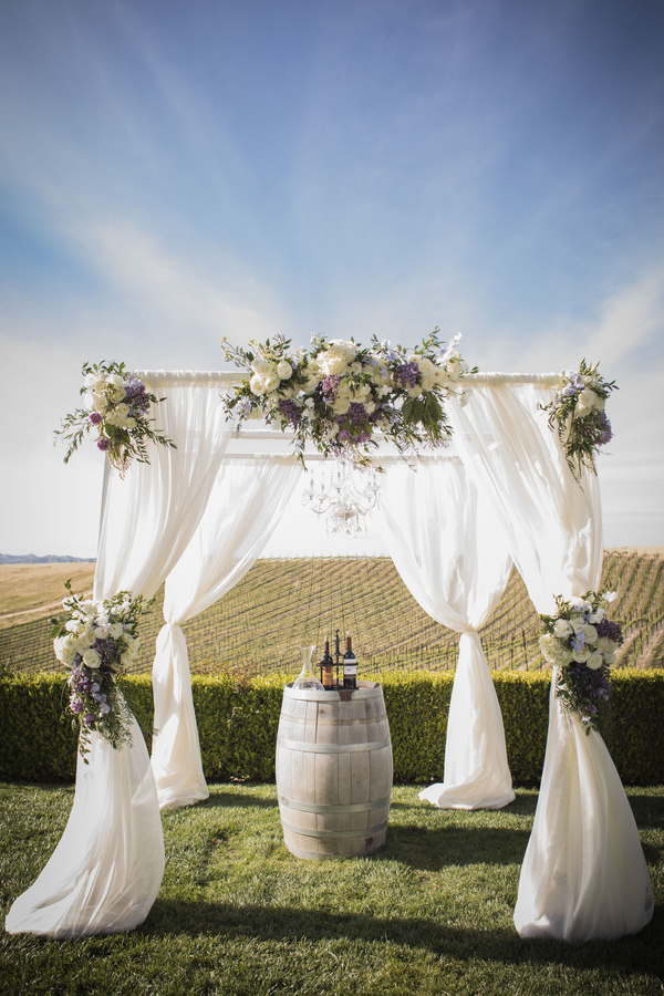 Roaring-20's-formal-vineyard-wedding-flower-altar