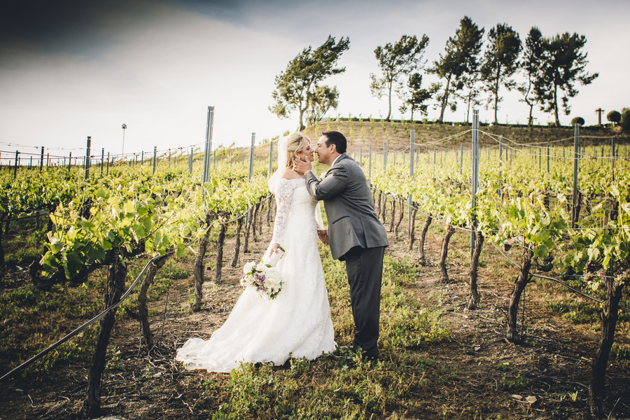 Roaring-20's-formal-vineyard-wedding-vineyard-kiss
