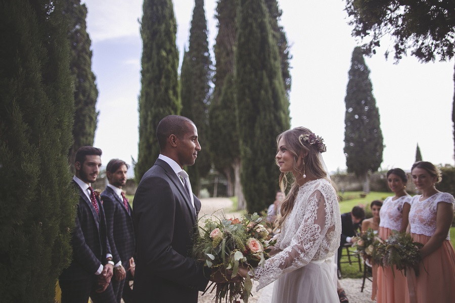 Vintage-Bohemian-Wedding-at-a-Historic-Italian-Villa-altar-couple