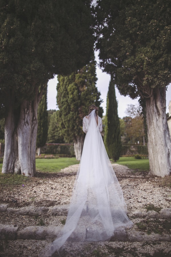 Vintage-Bohemian-Wedding-at-a-Historic-Italian-Villa-cathedral-veil