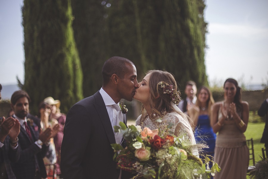 Vintage-Bohemian-Wedding-at-a-Historic-Italian-Villa-first-kiss