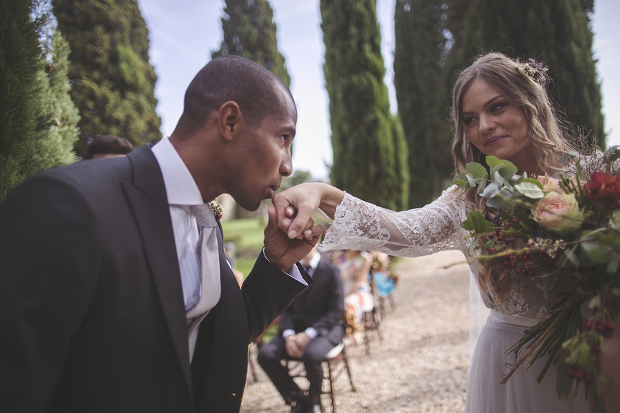 Vintage-Bohemian-Wedding-at-a-Historic-Italian-Villa-hand-kiss