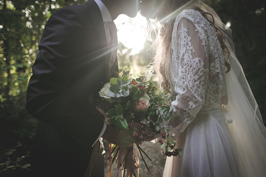 Vintage-Bohemian-Wedding-at-a-Historic-Italian-Villa-kiss