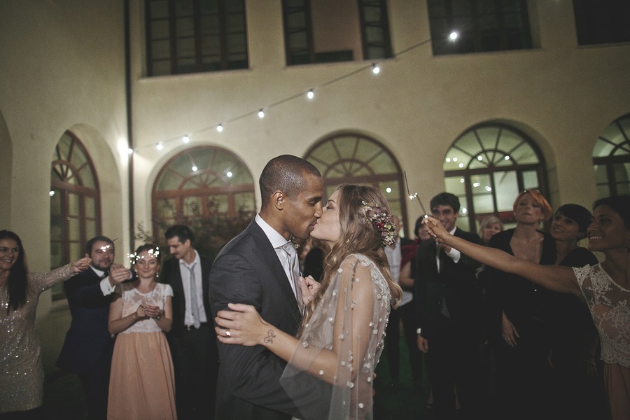 Vintage-Bohemian-Wedding-at-a-Historic-Italian-Villa-reception-kiss