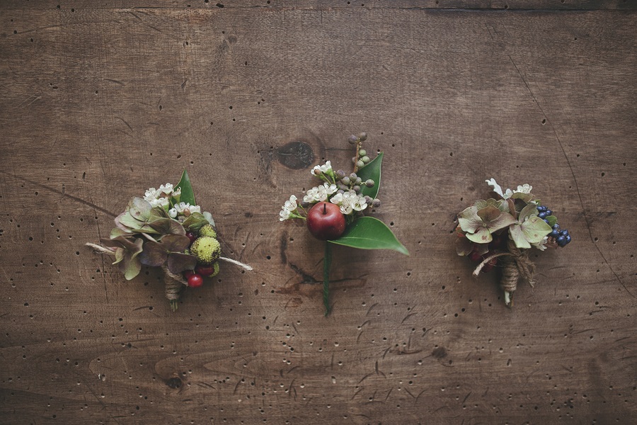 Vintage-Bohemian-Wedding-at-a-Historic-Italian-Villa-unique-boutonnieres