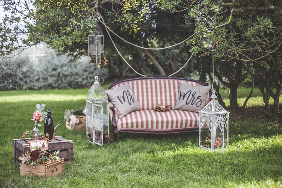 Vintage-Bohemian-Wedding-at-a-Historic-Italian-Villa-vintage-couch