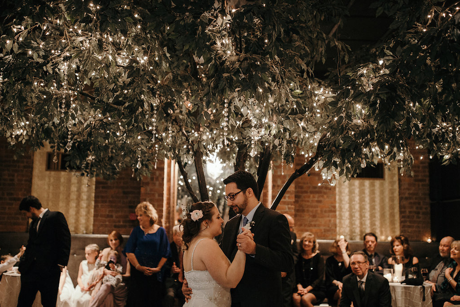 Vintage-Rustic-Glam-Wedding-first-dance-tree