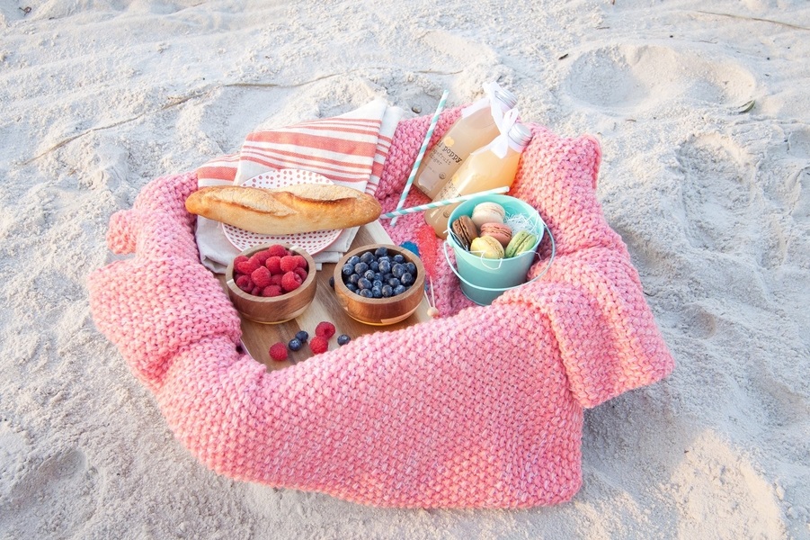 Walt-Disney-World-Boardwalk-Elopement-picnic