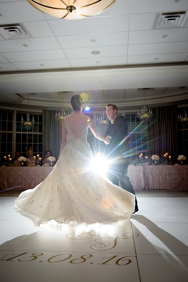 romantic-great-gatsby-inspired-wedding-first-dance