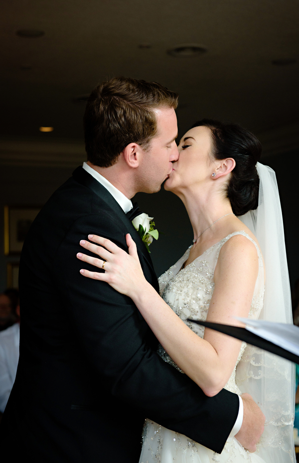 romantic-great-gatsby-inspired-wedding-first-kiss