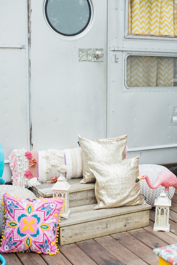 1950's-Glamping-Styled-Wedding-Shoot-pillow