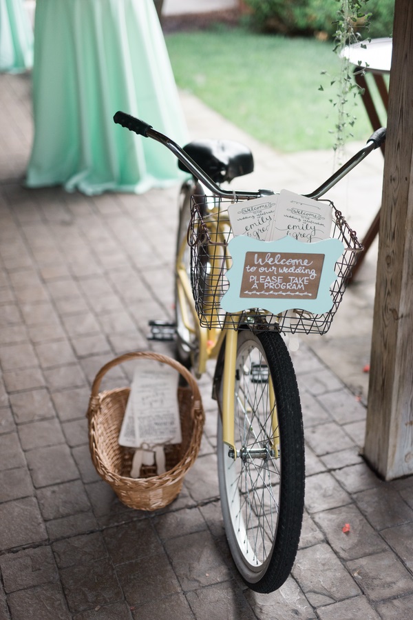 Beautiful-Rustic-Boho-Wedding-antique-bike