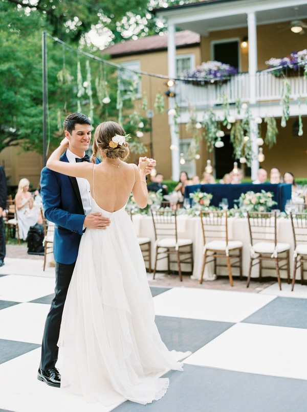 Dreamy-Southern-Vintage-Wedding-first-dance