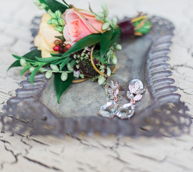 vintage-hawaiian-elopement-styled-shoot-earrings