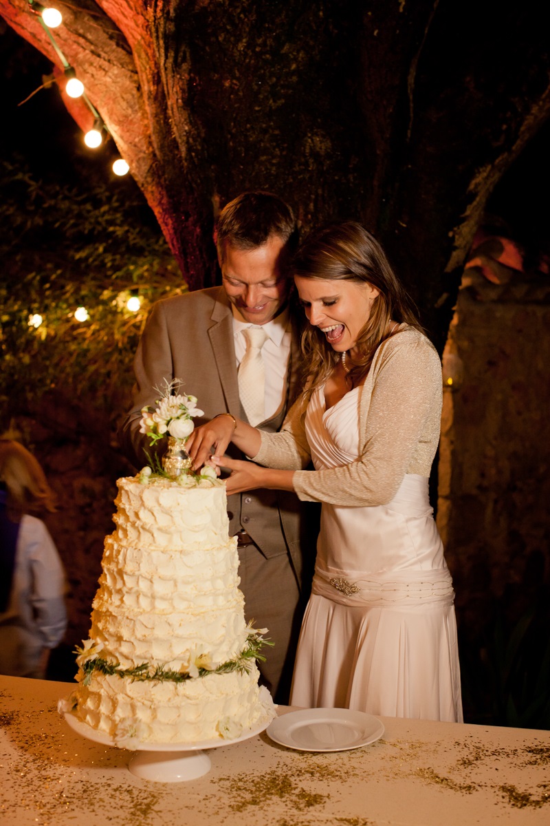 art-deco-wedding-in-the-south-of-france-cutting-cake