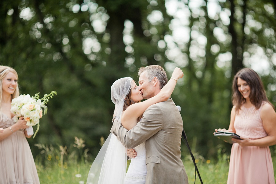 art-deco-wedding-in-the-south-of-france-first-kiss