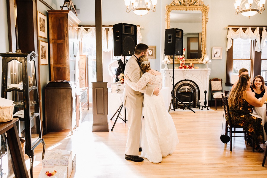 intimate-diy-wedding-at-a-historical-mansion-first-dance