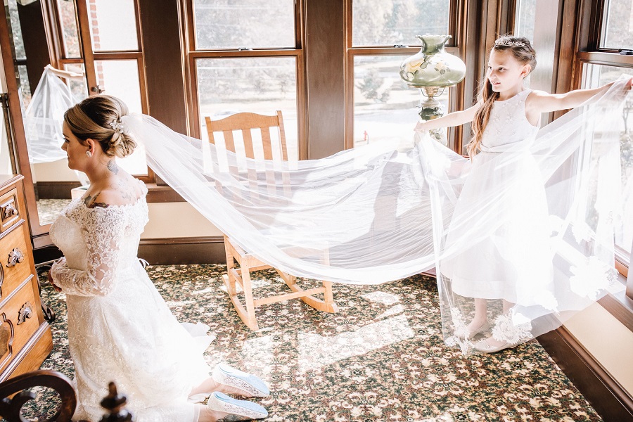 intimate-diy-wedding-at-a-historical-mansion-veil