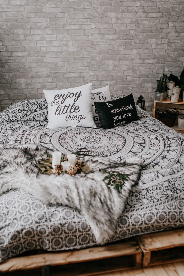 romantic-bohemian-elopement-styled-shoot-bed