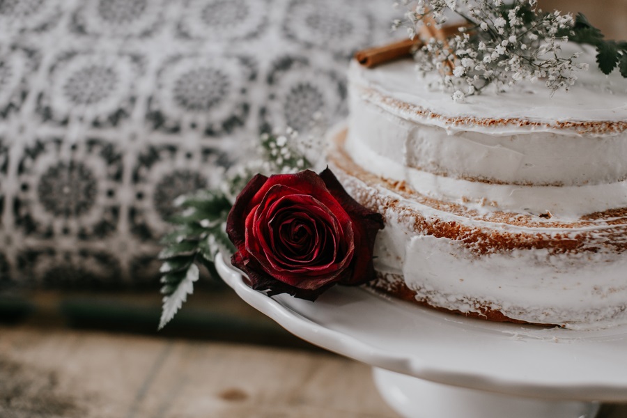 romantic-bohemian-elopement-styled-shoot-cake