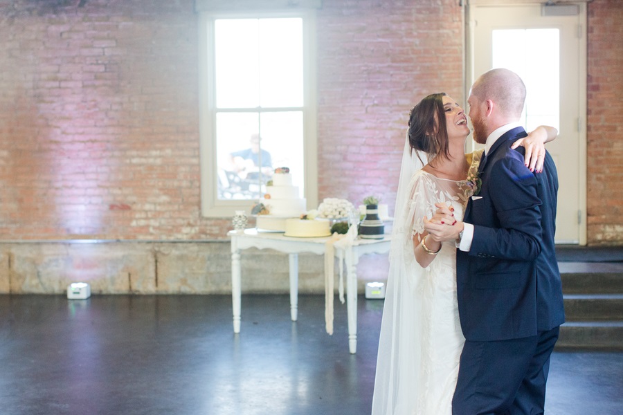 vintage-elegant-desert-inspired-wedding-first-dance