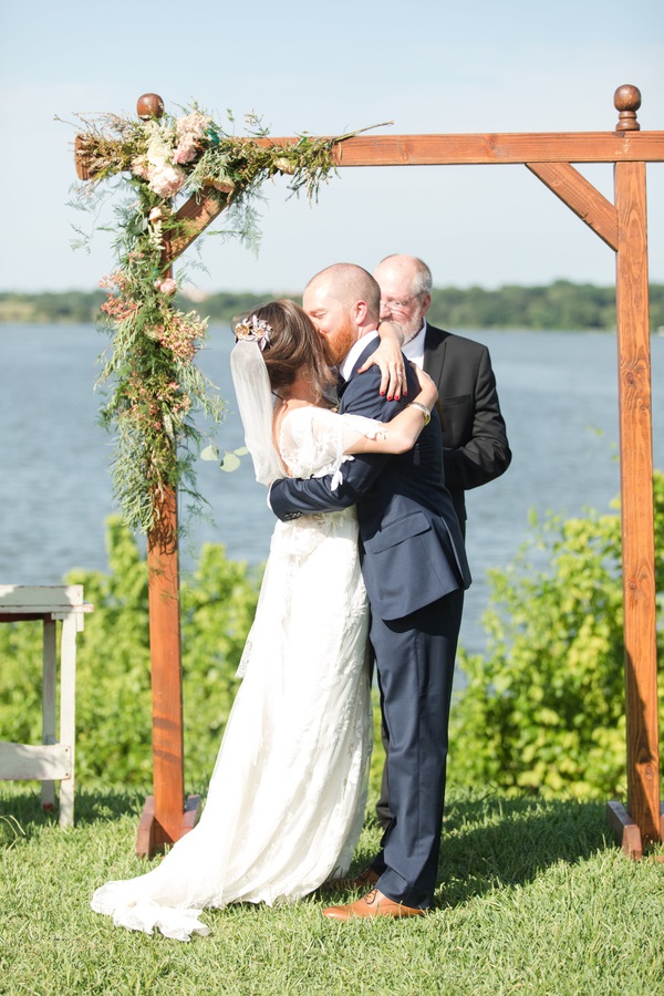 vintage-elegant-desert-inspired-wedding-first-kiss