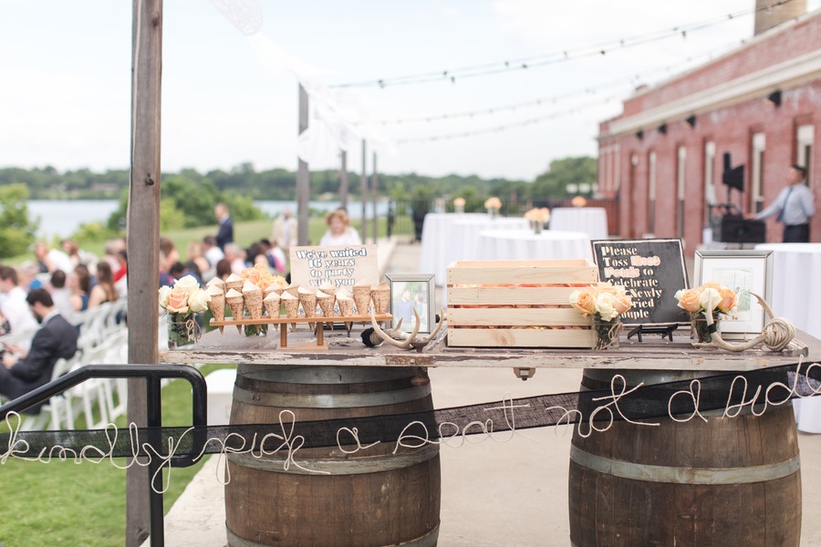 vintage-elegant-desert-inspired-wedding-gift-table