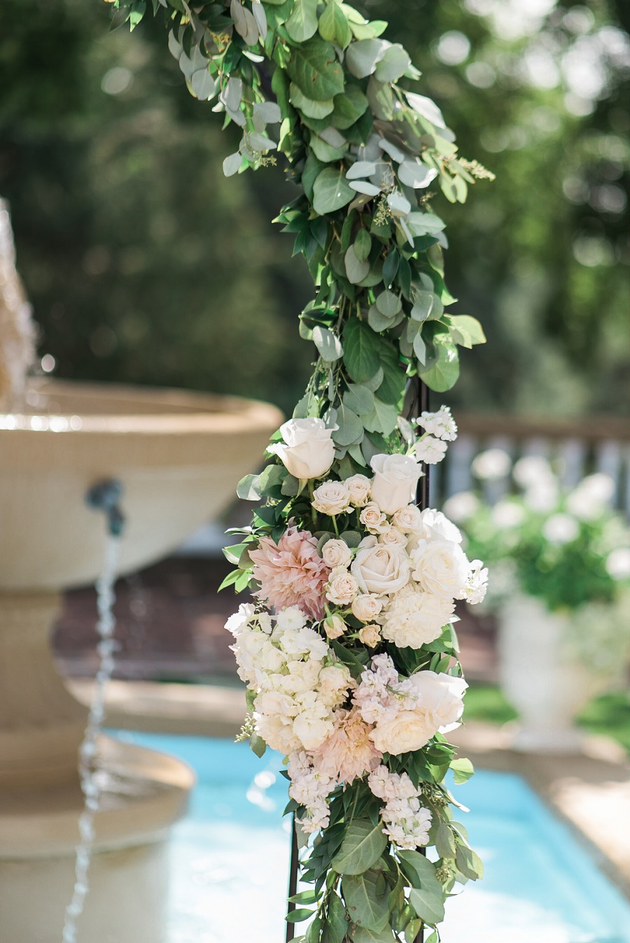 classically-romantic-garden-themed-wedding-altar