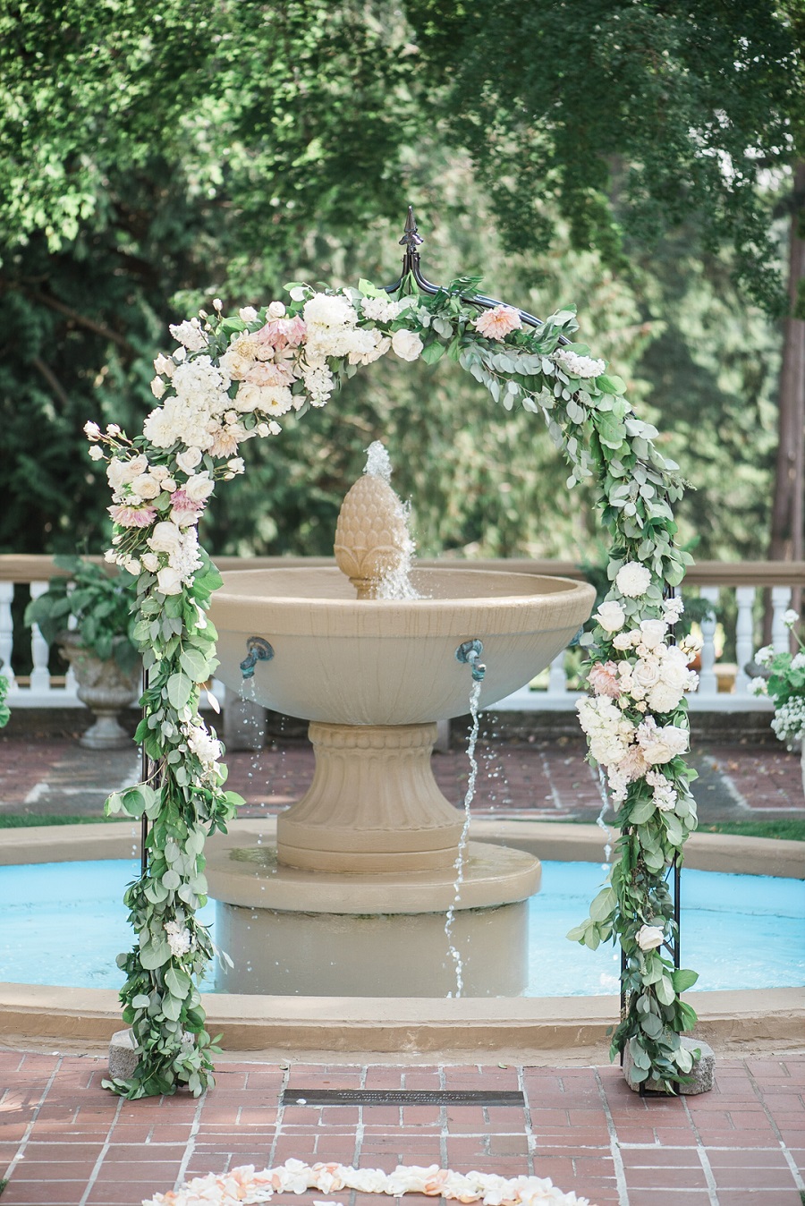 classically-romantic-garden-themed-wedding-flower-arch