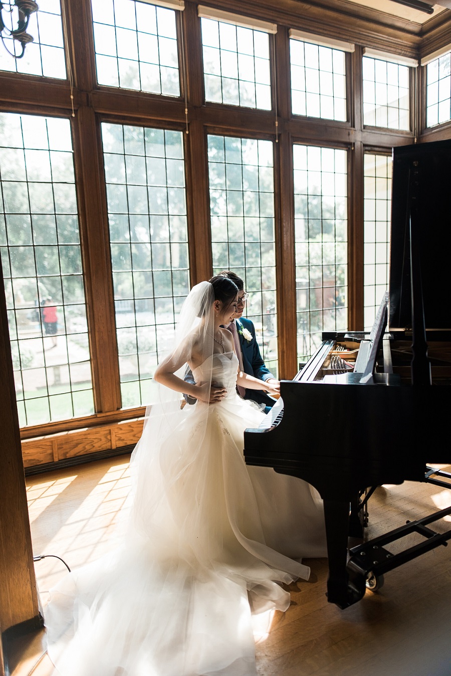 classically-romantic-garden-themed-wedding-piano