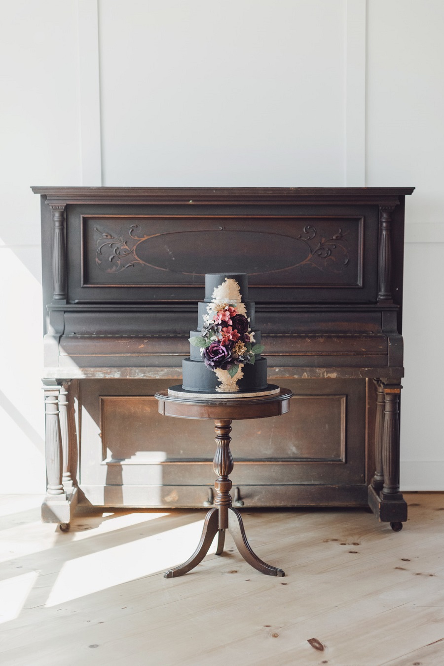 moody-and-romantic-vintage-wedding-cake