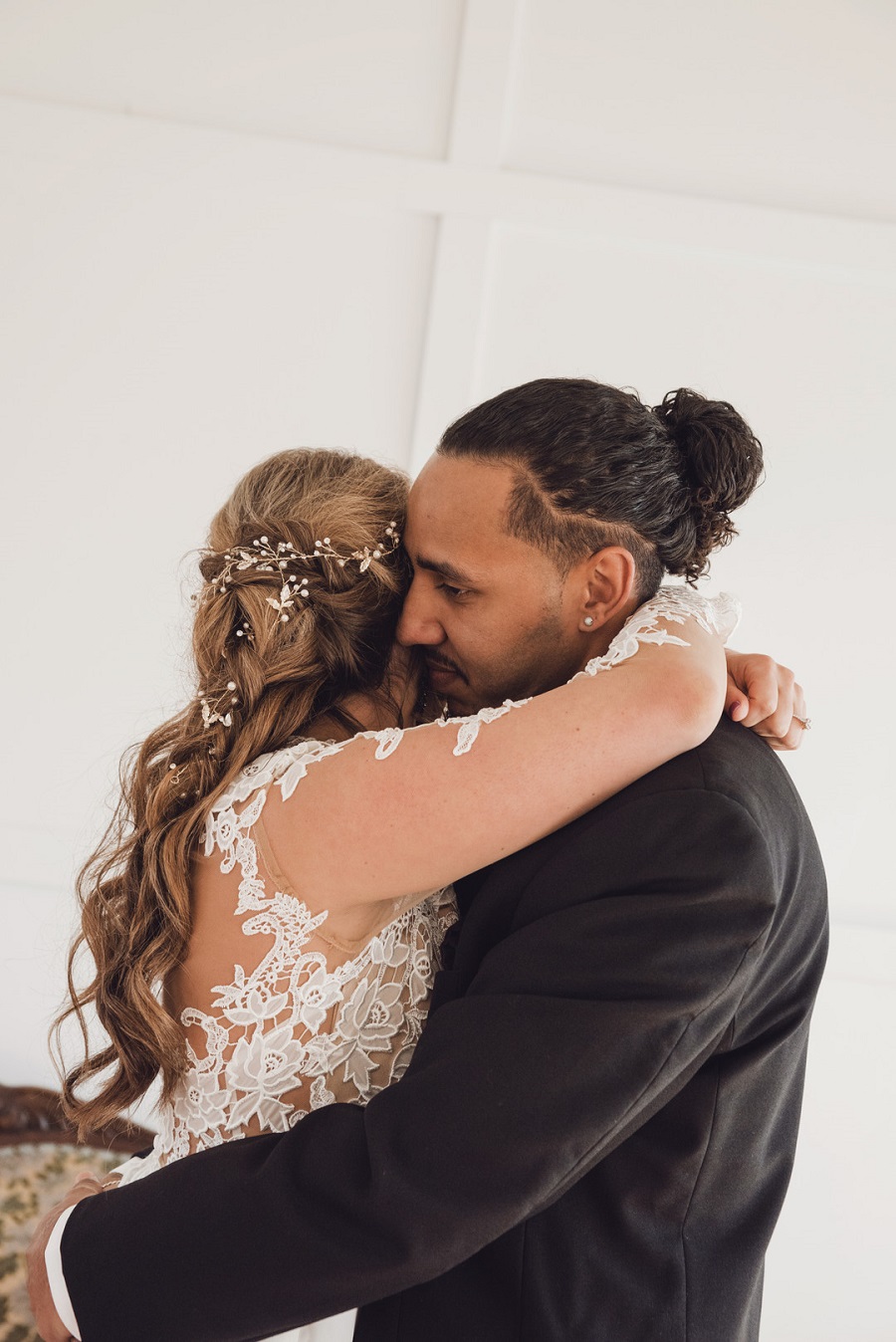 moody-and-romantic-vintage-wedding-hug