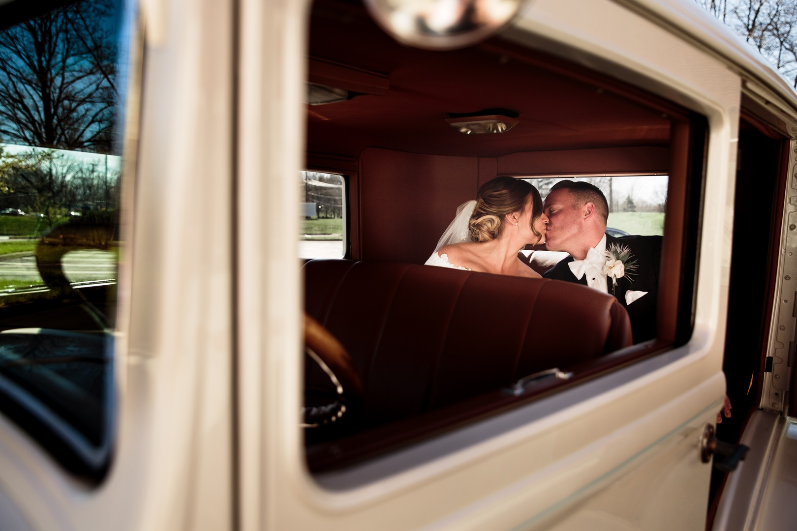 ohio-statehouse-great-gatsby-inspired-wedding-kiss