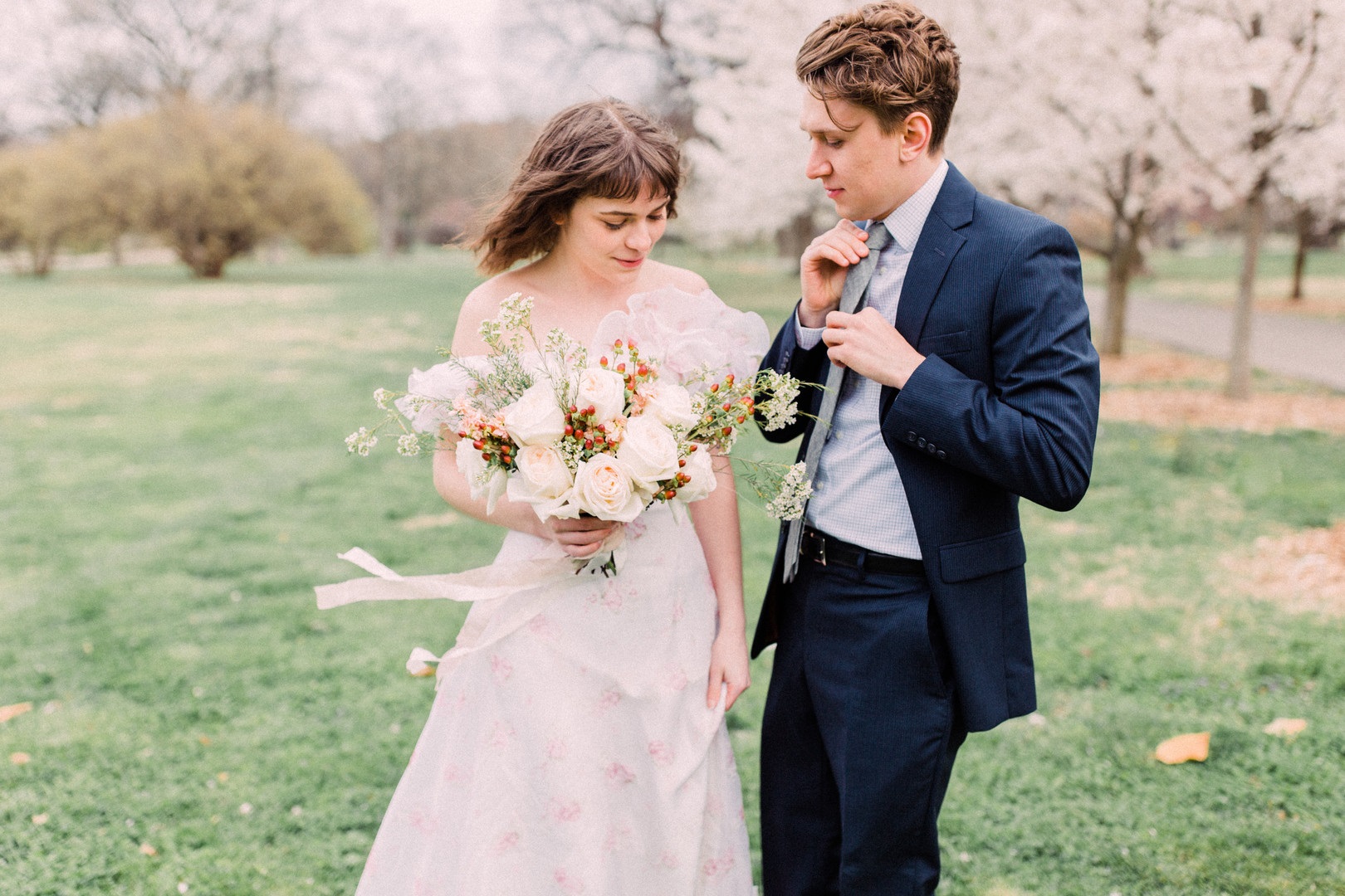 dreamy-1970s-garden-engagement-shoot-bouquet