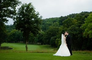 romantic-great-gatsby-inspired-wedding-field-kiss