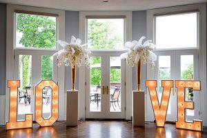 romantic-great-gatsby-inspired-wedding-love-sign