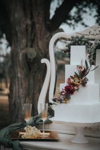 edgy-roaring-20s-styled-wedding-shoot-cake