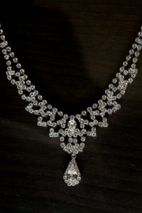 vintage-black-tie-wedding-in-lake-louise-necklace